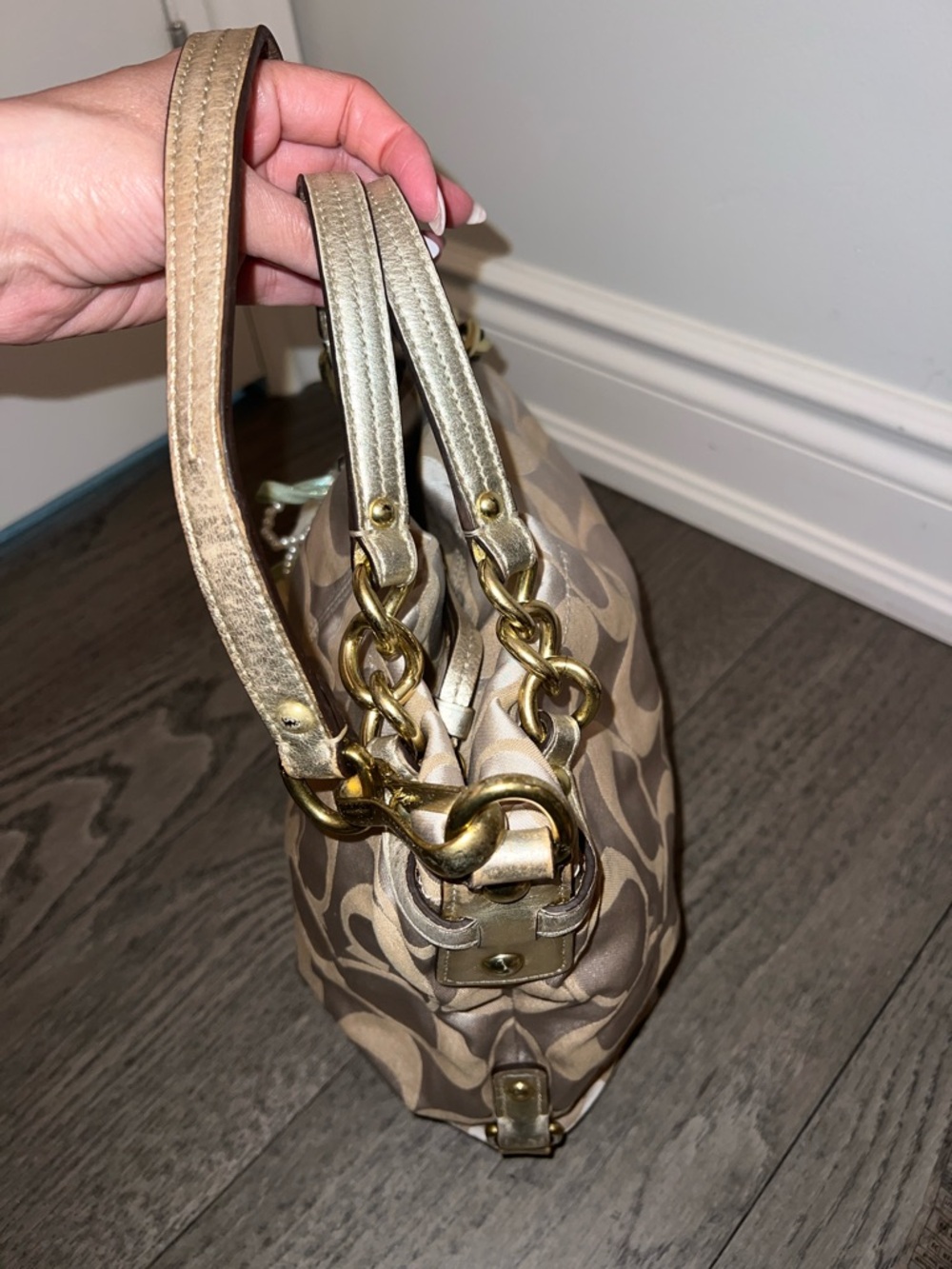 🥂 Coach Satin Signature Hobo Shoulder Bag in Champagne and Beige - Picture 3 of 8
